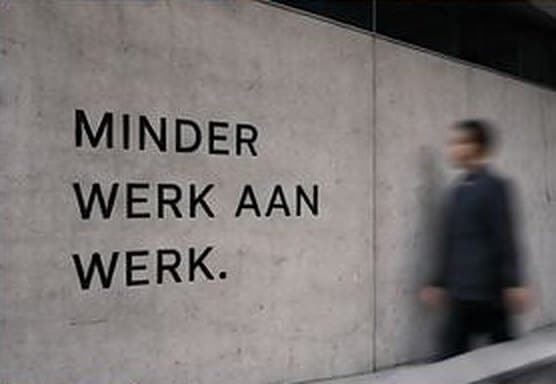 Betonnen muur met de tekst: Minder werk aan werk.